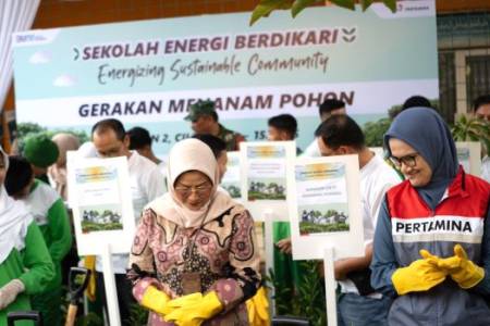 PIS Tanam Pohon dan Pasang PLTS di Sekolah, Dukung Energi Bersih