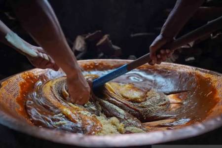 Produksi Dodol Betawi untuk Tradisi Rantangan Saat Lebaran