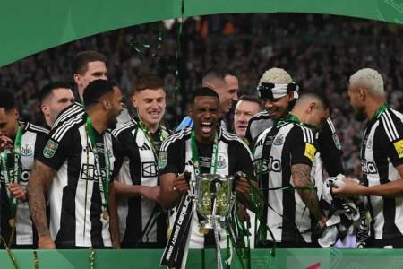 Kalahkan Liverpool 2-1, Newcastle United kembali Juara Piala Liga Inggris  setelah 56 Tahun