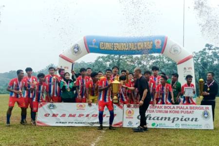 Remci FC Juara: Kurniawan Dwi Julianto Serahkan Trofi Juara KU-16 Piala Bergilir Ketum KONI 2025