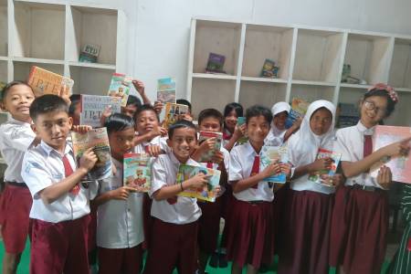 Aksi Nyata Dairi Prima Mineral Terus Dukung Pendidikan Anak  Lewat Taman Baca Sekolah   