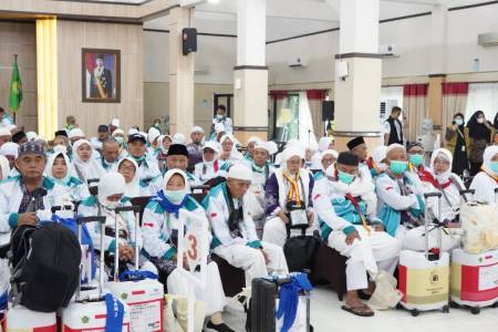 Jemaah Haji Kloter 1 SOC Tiba di Tanah Air, Asisten Pemerintahan dan Kesra Prov Jateng Apresiasi Petugas