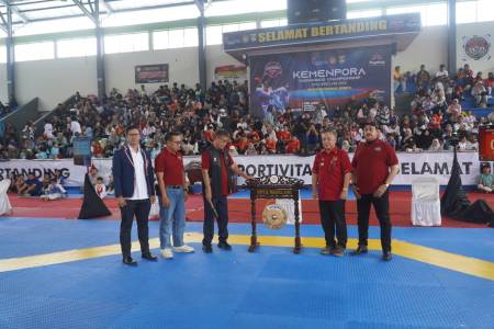 Raden Isnanta Buka  Kejuaraan Taekwondo Nasional Piala Kemenpora ke-3 2025 di GOR Samapta, Magelang