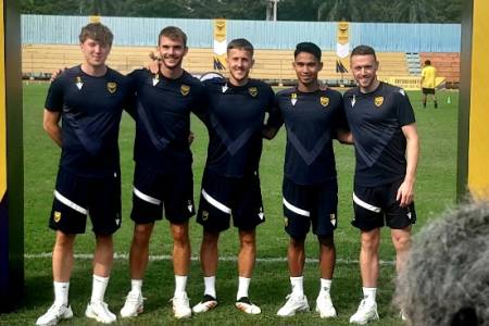 Oxford United Tunjukkan Kepedulian Nyata untuk Sepak Bola Indonesia Lewat Coaching Clinic dan Kegiatan Sosial