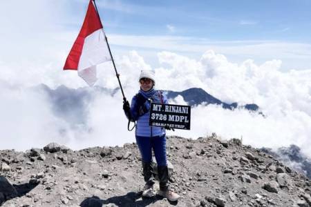 Tujuh Puncak, Enam Bulan dan Seorang Perempuan Eksekutif yang Berani Keluar dari Zona Nyaman