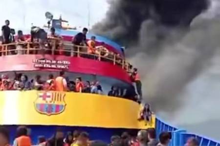 Untuk Evakuasi korban Kebakaran KM Barcelona, TNI AL Kirim 2 Kapal