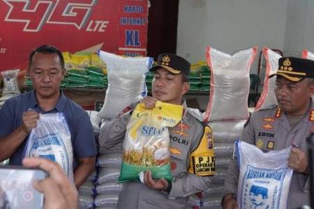 Polda Riau Gerebek Distributor Beras Oplosan di Pekanbaru!