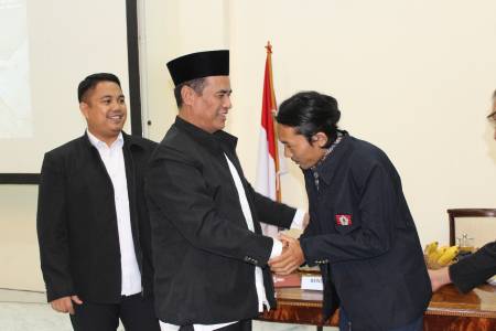 Andi Amran Sulaiman Pakaikan Jas KKSS ke Agam Rinjani, Sinyal Kuat Rangkul Anak Muda
