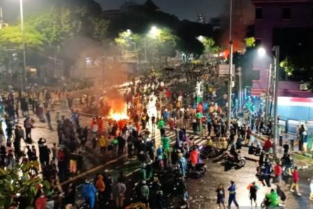 Hingga Dini Hari, Massa Masih Kepung  Mako Brimob Kwitang