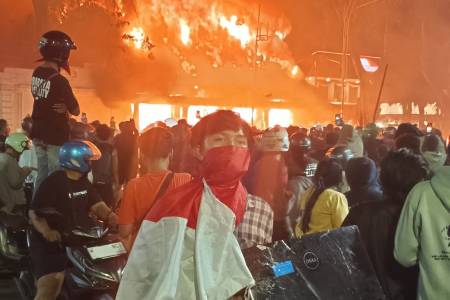 Surabaya Kembali Mencekam, Gedung Grahadi Dibakar Massa