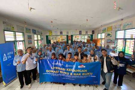 Astra Life Dorong Gerakan Literasi Siswa dan Guru di Cikande