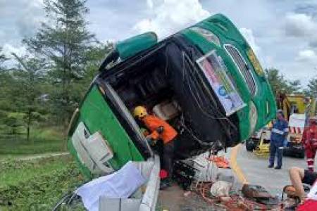 Bus Terguling, Empat Penumpang Tewas