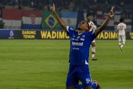 Super League 2025: Persib Bandung Tekuk Persis Solo dengan Skor 2-0