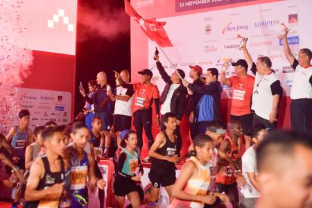 Menpora Erick Lepas Belasan Ribu Pelari Bank Jateng Borobudur Marathon 2025