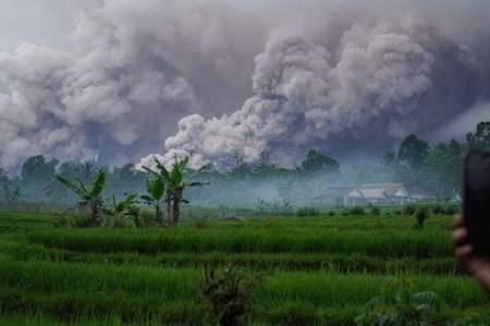 Gunung Semeru Erupsi, Awan Panas Meluncur Sejauh Lebih dari 5 Km