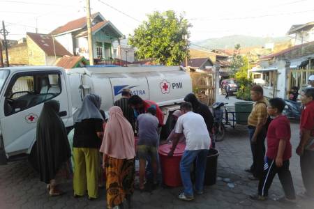 PMI Distribusikan 250 Ribu Liter Air Bersih  bagi Warga Terdampak di Kota Padang