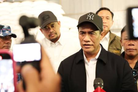 Kunjungi Lokasi Bencana, Mentan Pastikan Stok Beras Aman dan Sawah Rusak Diperbaiki