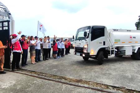 PMI Kerahkan 60 Mobil Tangki Air dan 3 Haglund untuk Bantu Penanganan Bencana di Sumatera