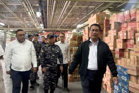 Mentan Amran Kirimkan  Bantuan Bencana Sumatra dengan KRI Banda Aceh