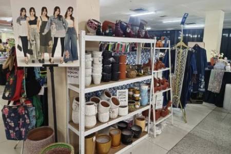 Berbagai Produk Unggulan Dekranasda dan UKM Jaksel Dijajakan di Blok M Hub