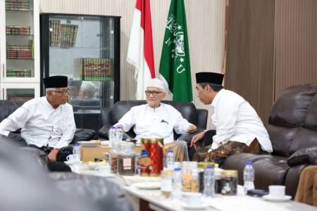Pj. Ketum PBNU KH Zulfa Mustofa  Sambangi  Sejumlah Ponpes di Jawa Timur