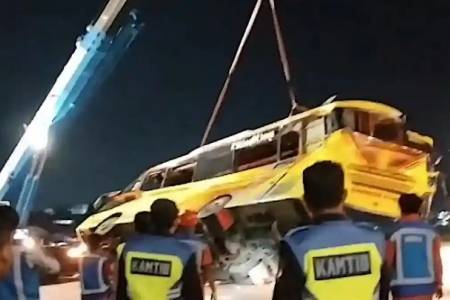 Kecelakaan Maut: Bus Cahaya Trans Terbalik di Exit Tol Krapyak, 15 Tewas