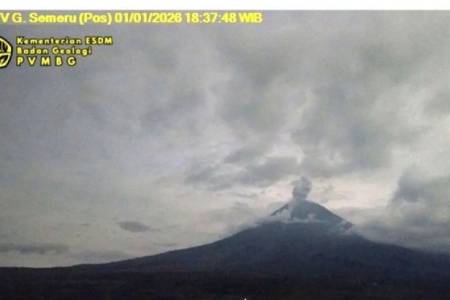 Kamis Malam, Gunung Semeru Erupsi