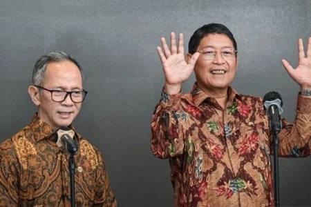 Ketua DK OJK Mahendra Siregar dan Inarno Djajadi Undur Diri