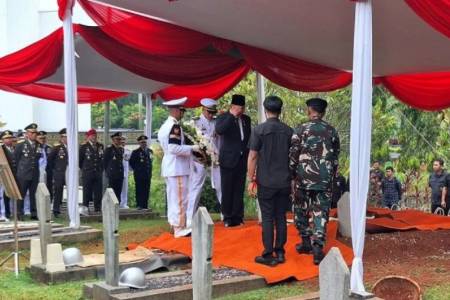 Menhan  Sjafrie Sjamsoeddin Pimpin Upacara Pemakaman Juwono Sudarsono