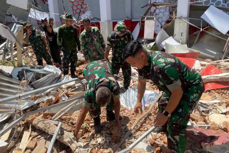Reaksi Cepat Prajurit TNI Tangani Dampak Gempa M 7,6 di Sulawesi Utara