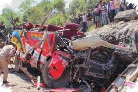 Bus Terjun ke Lereng,  21 Penumpang Tewas