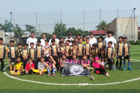 Pulalo dan Iskandar Tebar Inspirasi di Depok, SSB Mampang FC Bangun Mimpi Pesepak Bola Muda