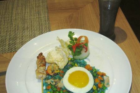 Cicipi Nasi Goreng Biru; Menggoda Mata dan Selera