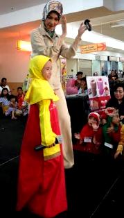 Arzetti Bilbina; Dukung Penyanyi Cilik Surabaya 