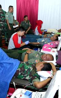 TNI Gelar Donor Darah & Bazar; Sambut HUT TNI Ke-70
