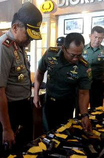 Korem 043/Gatam; Serahkan Senjata Api Ilegal