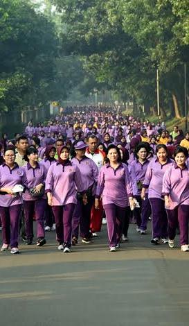 Ribuan Orang Ikuti Gerak Jalan Santai; Meriahkan HUT Ke-51 IKKT PWA