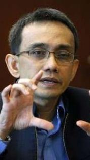 XL; Resmi Akuisisi Axis