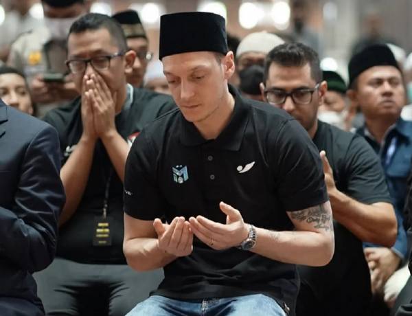  Mezut Ozil Kunjungi dan Sholat Jumat di Masjid Istiqlal Jakarta