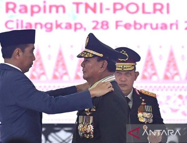 Presiden Jokowi Resmi Beri Kenaikan Pangkat Istimewa Jenderal TNI Kehormatan kepada Prabowo Subianto