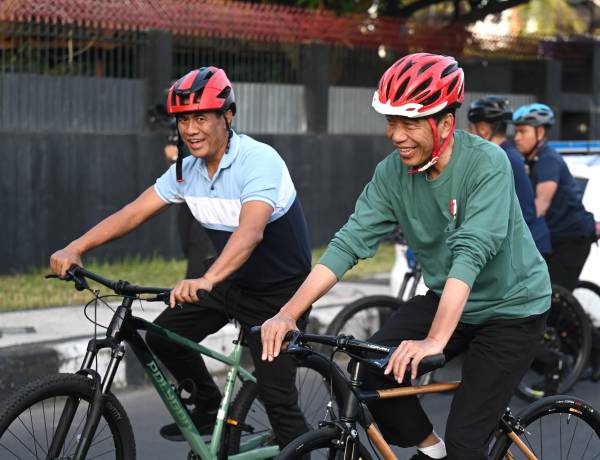 Presiden Jokowi dan Mentan Amran Sarapan Bersepeda Bareng di Lombok 