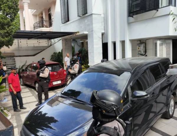 Tim Penyedik KPK Gledah Rumah Salah Satu Keluarga SYL di Makassar