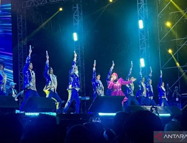 Pedangdut Elvy Sukaesih Meriahkan Panggung 