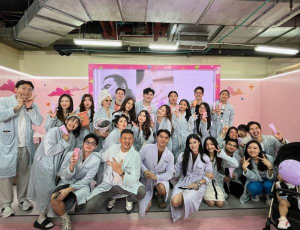 Real Body & Soul Bikin Pengunjung Mall Heboh dengan influencers Pakai Bathrobe!