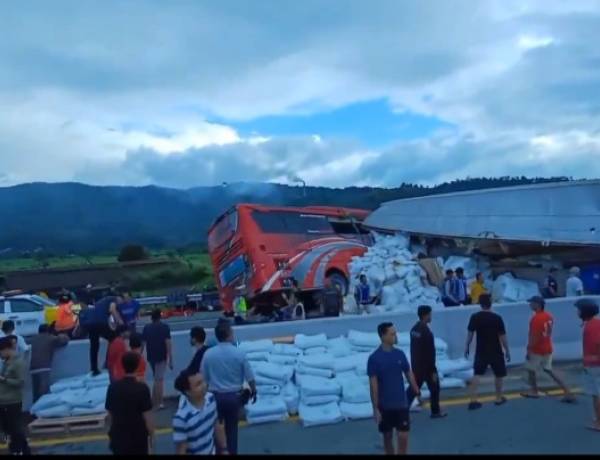 Jalur Maut Tol Pandaan-Malang Kembali Telan Korban, Bus Hantam Truk 4 Tewas