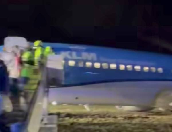 Boeing 737-800 KLM Airlines Tergelincir, 182 Penumpang Selamat