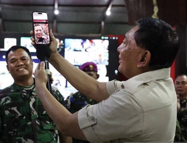 Presiden Prabowo  Sapa Prajurit Bertugas di Papua Saat Perayaan Tahun Baru