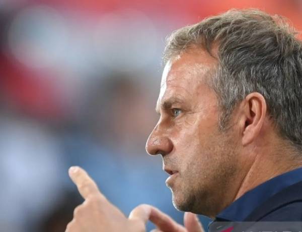 Pelatih Hansi Flick Perpanjang kontrak di Barcelona hingga 2027