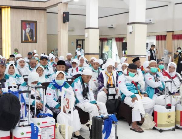 Jemaah Haji Kloter 1 SOC Tiba di Tanah Air, Asisten Pemerintahan dan Kesra Prov Jateng Apresiasi Petugas
