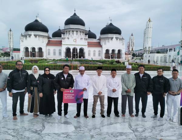 MRB Terima Wakaf 100 Al-Qur'an dan Modem Internet dari XL Smart 